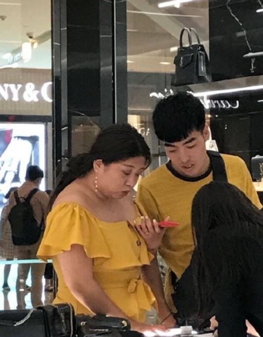 日前被網友在某購物中心捕獲本人，除了和照片上穿一樣的衣服外，身材比相片上大了好幾號。（圖擷取自微博）