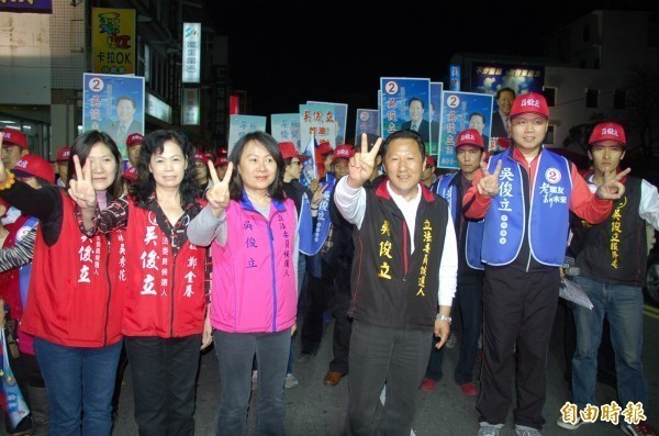 前台東縣長鄺麗貞(左三,穿粉紅背心者)上月31日,在年底選舉登記最後一天託人完成登記,以無黨籍身分參選,在政壇丟下震撼彈;其夫吳俊立(右2,穿黑色背心者)則被爆出曾嗆鄺麗貞,如果敢回台東選舉,就要打斷她的腿。(資料照) 前台東縣長鄺麗貞(左三,穿粉紅背心者)上月31日,在年底選舉登記最後一天託人完成登記,以無黨籍身分參選,在政壇丟下震撼彈;其夫吳俊立(右2,穿黑色背心者)則被爆出曾嗆鄺麗貞,如果敢回台東選舉,就要打斷她的腿。(資料照)