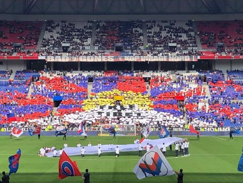 里昂球迷因不滿法甲配合中國市場而調整比賽時間，在觀眾席上排出超大的西藏「雪山獅子旗」。（圖擷取自Tibet Today推特）