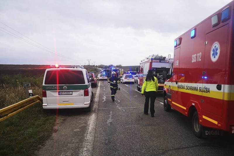 斯洛伐克西部今（13）日發生一起嚴重車禍，一輛公車與一輛卡車相撞。（美聯社）