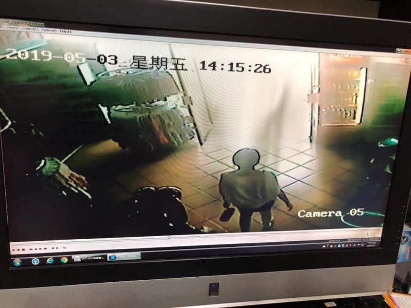 èå¸«æ¼14é»15åèµ°åºæ¸¸æ³³å&nbsp;´é¤¨ãï¼æ·åèªçæå¬ç¤¾ï¼