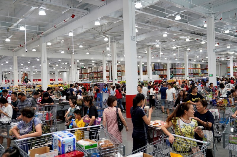 上海Costco吸引大量中國民眾，卻被爆出將台灣商品標註為「中國台灣」。（路透）