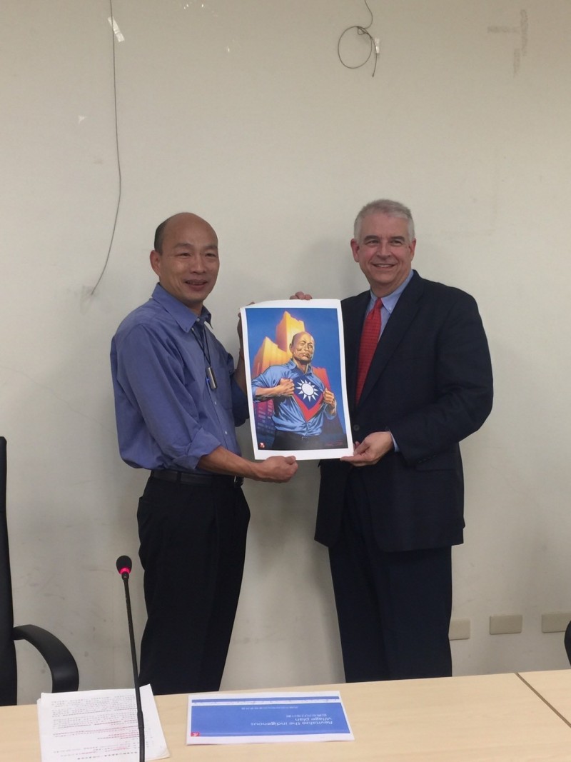 前漫威成員,現為AAE執行長David Martin(右),今拜會韓國瑜,洽談合作設立漫畫遊戲孵化器。(記者葛祐豪翻攝) 前漫威成員,現為AAE執行長David Martin(右),今拜會韓國瑜,洽談合作設立漫畫遊戲孵化器。(記者葛祐豪翻攝)