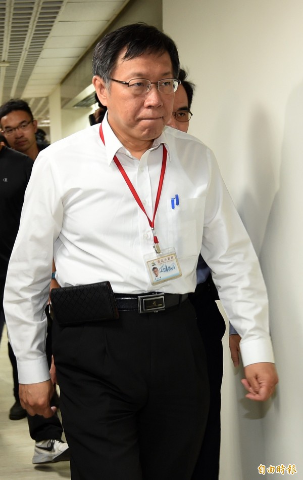 柯P阿伯好潮! 學「流行教主」擺POSE拍封面照 - 政治 - 自由時報電子報