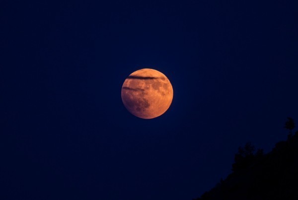 天文奇景「超級血狼月」（Super Blood Wolf Moon）將在美東時間20日晚間9點半左右登場。（法新社）