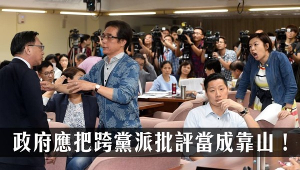 林昶佐30日傍晚在臉書公開呼籲政府對於林奏延發言自稱「中華台北」一事,「無須辯解,應把批評當成靠山」,同時要求政府將各黨批評彙整為報告並擬具各語言版本,作為未來受國際打壓時,讓國際能更了解台灣民意的依據。(圖擷取自林昶佐臉書) 林昶佐30日傍晚在臉書公開呼籲政府對於林奏延發言自稱「中華台北」一事,「無須辯解,應把批評當成靠山」,同時要求政府將各黨批評彙整為報告並擬具各語言版本,作為未來受國際打壓時,讓國際能更了解台灣民意的依據。(圖擷取自林昶佐臉書)