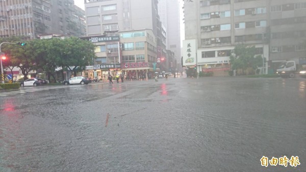 雨彈狂轟馬路成河 高雄人嚇壞淚求豪雨假 - 生活 - 自由時報電子報