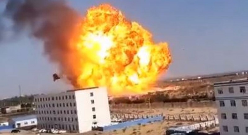 中國陝西工業園區發生大爆炸，事發超過24小時官方仍未公布傷亡數字。（圖擷取自微博）