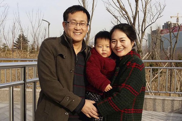中國知名的維權律師王全璋(左)在今天被中國法院依「顛覆國家政權罪」判處4年6個月有期徒刑,剝奪政治權利5年;對此,王全璋之妻李文足(右)發聲明強調「王全璋無罪」,並指控王全璋施行酷刑的中國公檢法有罪。(美聯社) 中國知名的維權律師王全璋(左)在今天被中國法院依「顛覆國家政權罪」判處4年6個月有期徒刑,剝奪政治權利5年;對此,王全璋之妻李文足(右)發聲明強調「王全璋無罪」,並指控王全璋施行酷刑的中國公檢法有罪。(美聯社)