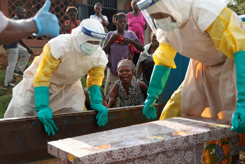非洲剛果民主共和國發生史上第二大伊波拉疫情，死亡率達到60％左右，目前為止已有629人死亡。圖為剛果北基伍省貝尼鎮的婦女，看著因伊波拉去世的孩子入棺下葬。（路透）