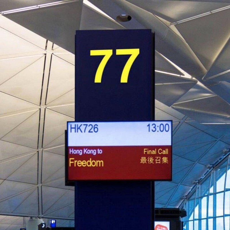 香港國際機場26日下午1點，螢幕顯示1班下午起飛的班機，是從香港飛往自由。（圖擷取自Facebook）