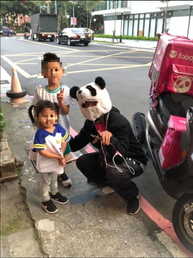 原po貼出自己的孩子與頭戴熊貓安全帽的外送員合照。（圖擷自爆怨公社）