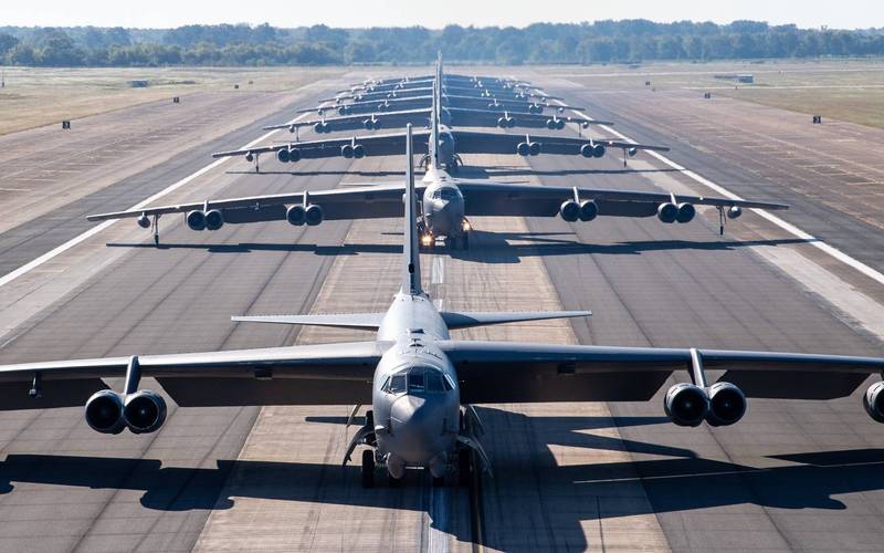 美軍路易斯安那州巴克斯代爾空軍基地今天稍早進行戰備演訓，8架B-52H轟炸機1字排開進行「大象漫步」。（擷取自「飛機守望」推特）