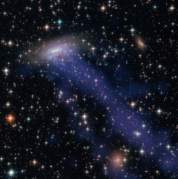 ESO 137-001星系尾部拖曳著長達26萬光年的高溫氣體。（圖擷自NASA Goddard推特）