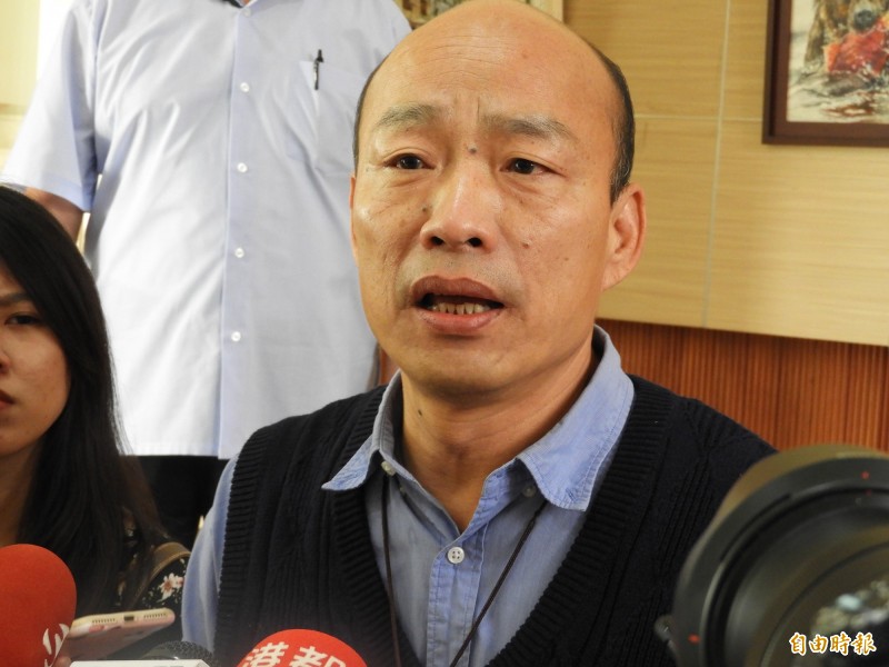 針對高雄市長韓國瑜日前屢稱高雄負債3300億,有網友在台大《批踢踢實業坊》貼文舉證打臉,認為韓國瑜說法不但早就被審計部等推翻,6月又欲發行公債借貸100億,其上任至今高雄市民已經多背負了約400億元,卻什麼都沒有得到。(資料照) 針對高雄市長韓國瑜日前屢稱高雄負債3300億,有網友在台大《批踢踢實業坊》貼文舉證打臉,認為韓國瑜說法不但早就被審計部等推翻,6月又欲發行公債借貸100億,其上任至今高雄市民已經多背負了約400億元,卻什麼都沒有得到。(資料照)