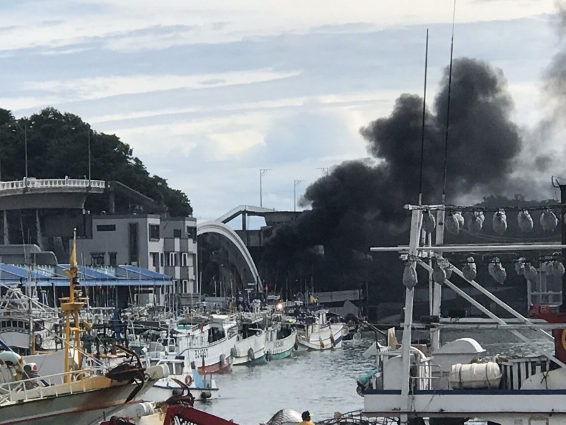 南方澳跨港大橋斷裂，至少壓垮3漁船還波及油罐車起火。（讀者提供）