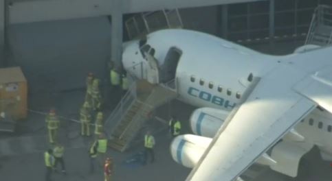澳洲科巴姆航空（Cobham Aviation）昨（30）下午發生一起意外，一架載有62名乘客的民航客機在珀斯（Perth）機場撞毀塔台，所幸此次意外無造成人員傷亡。（圖擷取自推特）