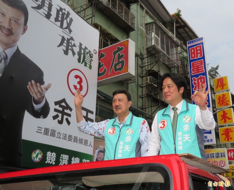 前行政院長賴清德(右)呼籲選民,在16日立委補選中用投票支持民進黨候選人,向國際社會清楚表達「台灣不接受一國兩制,不想成為第二個香港或西藏」。圖為今天下午賴清德在新北市陪同候選人余天(左)車隊掃街。(記者陳心瑜攝) 前行政院長賴清德(右)呼籲選民,在16日立委補選中用投票支持民進黨候選人,向國際社會清楚表達「台灣不接受一國兩制,不想成為第二個香港或西藏」。圖為今天下午賴清德在新北市陪同候選人余天(左)車隊掃街。(記者陳心瑜攝)