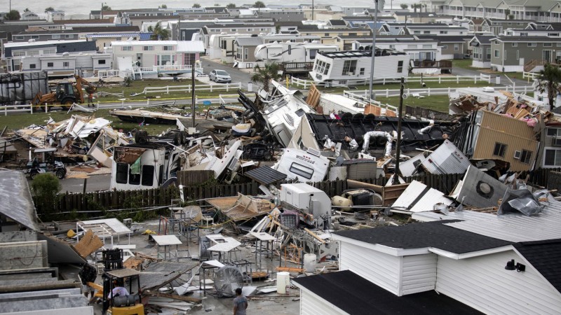 美國北卡羅來納州的翡翠島（Emerald Isle）遭受多利安颶風襲擊，一處拖車營地災情慘重，許多大型露營車被吹翻摧毀。（美聯社）
