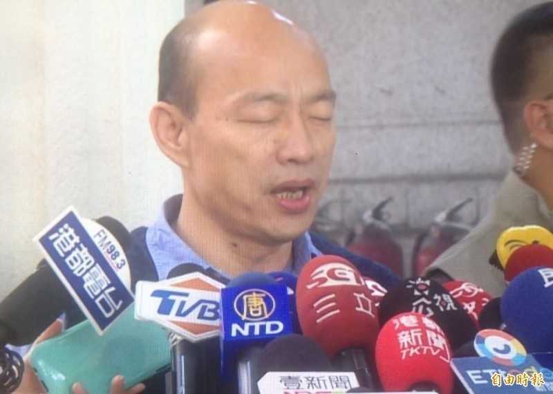 資深媒體人黃光芹接連在臉書爆料,22日深夜先發文質疑高雄市長韓國瑜上酒店花天酒地,23日中午又發文爆出神秘數字「3700」,但沒有說明這筆數字是什麼意涵,對此韓國瑜表示,請黃光芹發言謹慎小心,「難道我還要再辭市長嗎?」圖為韓國瑜受訪當場閉眼默念心經。(資料照) 資深媒體人黃光芹接連在臉書爆料,22日深夜先發文質疑高雄市長韓國瑜上酒店花天酒地,23日中午又發文爆出神秘數字「3700」,但沒有說明這筆數字是什麼意涵,對此韓國瑜表示,請黃光芹發言謹慎小心,「難道我還要再辭市長嗎?」圖為韓國瑜受訪當場閉眼默念心經。(資料照)