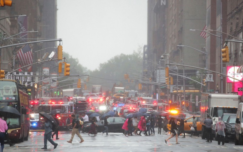 一架直升飛機在美國紐約曼哈頓區時代廣場的一幢建築物上墜毀，並引起火災。（路透）