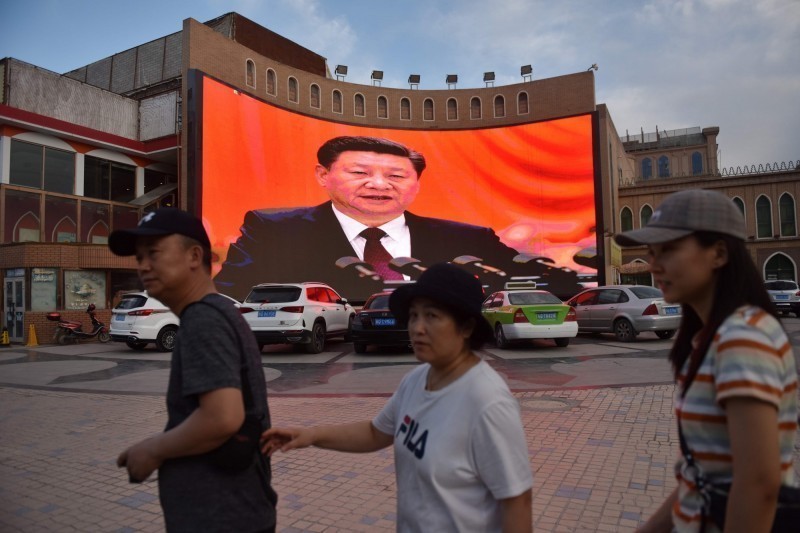 中國新疆維吾爾族自治區喀什市的街道上，一處大螢幕正播放中國領導人習近平的談話。（法新社）