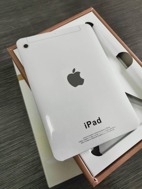 隨著時代進步，也有人會買紙紮iPad來燒給祖先。（圖擷取自爆料公社）