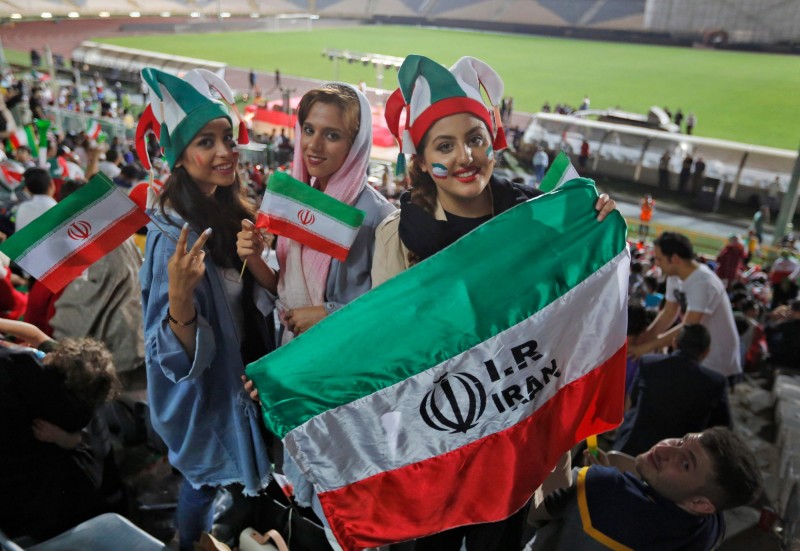 伊朗政府同意女性進場觀看10月10日當天的世足資格賽。圖為伊朗女性在體育館觀看2018世足賽轉播。（法新社）