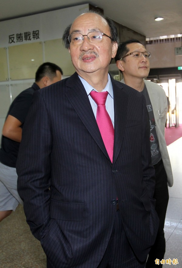 名嘴周玉蔻因爆料鴻海董事長郭台銘捐獻3億元給柯文哲的對手(指台北市長參選人連勝文陣營),遭郭台銘提告妨害名譽並求償1000萬元,台北地方法院今天開庭審理,民進黨籍立委柯建銘以證人身分出庭應訊。(記者羅沛德攝) 名嘴周玉蔻因爆料鴻海董事長郭台銘捐獻3億元給柯文哲的對手(指台北市長參選人連勝文陣營),遭郭台銘提告妨害名譽並求償1000萬元,台北地方法院今天開庭審理,民進黨籍立委柯建銘以證人身分出庭應訊。(記者羅沛德攝)