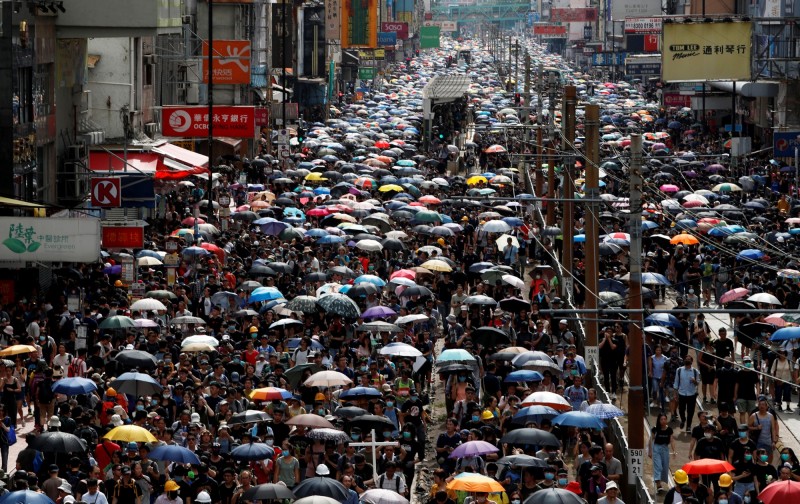 香港民眾今（27）日發起到元朗地區旅遊的活動，由於人潮過多，俗稱「元朗大馬路」的青山公路元朗段已經完全被群眾佔據。（路透）
