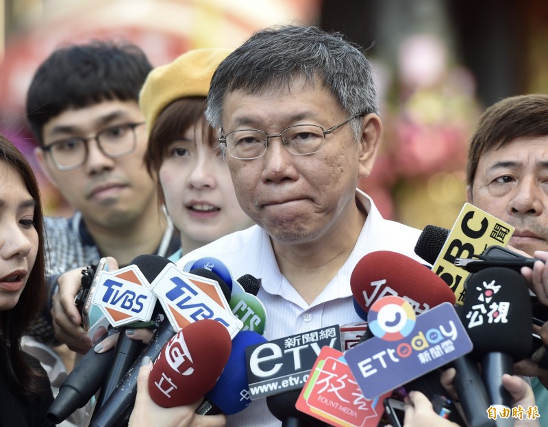 台北市長柯文哲強推智慧販賣機進入校園，引發許多爭議，卻遭學者爆料背後真相。（記者簡榮豐攝）