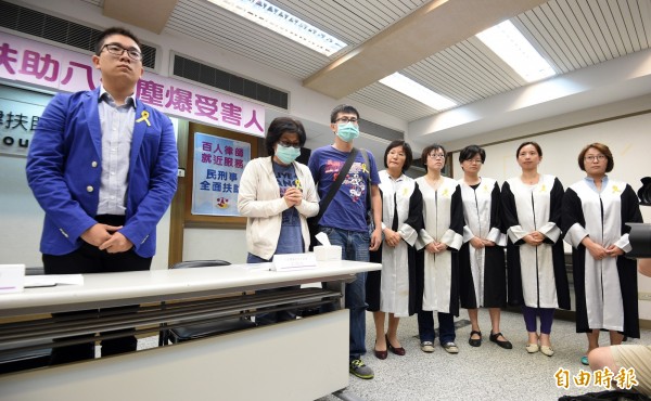 法扶會6日宣布成立八仙塵爆事件百人律師團,提供受害人及家屬處理後續法律問題。塵爆罹難者劉致葦的媽媽(左二)、傷者林誼的哥哥林緯(左一)到場現身說法,劉媽媽神情哀傷,希望法扶會協助他們討回公道。(記者羅沛德攝) 法扶會6日宣布成立八仙塵爆事件百人律師團,提供受害人及家屬處理後續法律問題。塵爆罹難者劉致葦的媽媽(左二)、傷者林誼的哥哥林緯(左一)到場現身說法,劉媽媽神情哀傷,希望法扶會協助他們討回公道。(記者羅沛德攝)