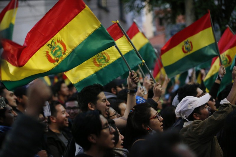 對於總統大選結果持反對意見的玻國人民走上街頭，表達憤怒。（美聯社）