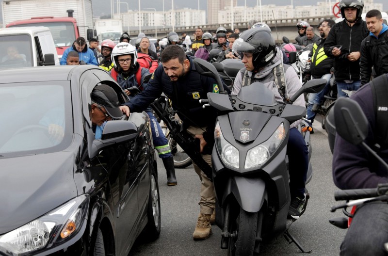 發生人質劫持事件的橋梁被警方封鎖,上百輛汽機車被迫滯留在橋邊。(路透) 發生人質劫持事件的橋梁被警方封鎖,上百輛汽機車被迫滯留在橋邊。(路透)