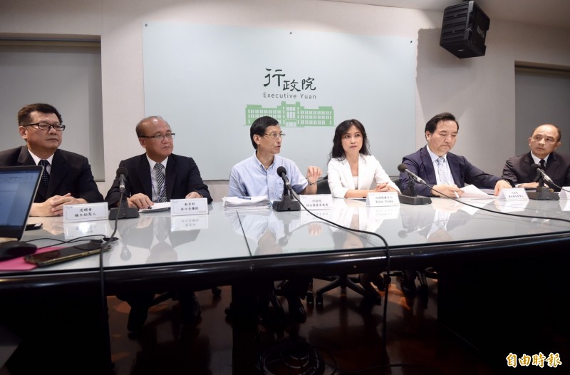 行政院23日舉行記者會回應年改釋憲事宜,發言人Kolas Yotaka(右三)主持,政務委員林萬億(左三)、羅秉成(右二)、教育部次長林騰蛟(左二)、退輔會主秘楊駕人(左)、國防部資源規劃司長白捷隆(右)出席。(記者簡榮豐攝) 行政院23日舉行記者會回應年改釋憲事宜,發言人Kolas Yotaka(右三)主持,政務委員林萬億(左三)、羅秉成(右二)、教育部次長林騰蛟(左二)、退輔會主秘楊駕人(左)、國防部資源規劃司長白捷隆(右)出席。(記者簡榮豐攝)