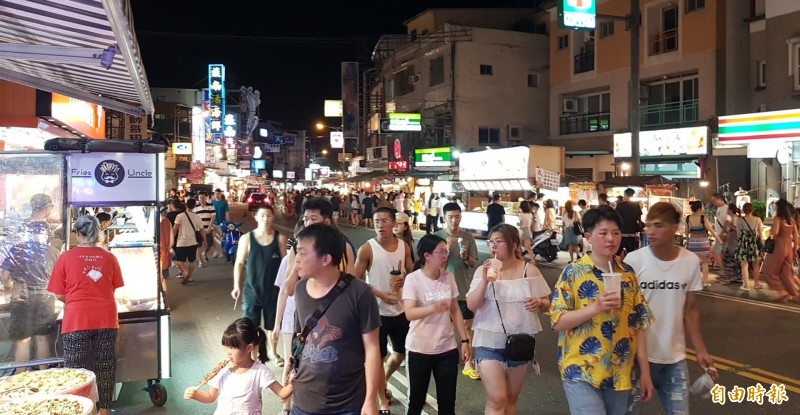 中國突然宣布禁止來台自遊行，學者估計影響50至70萬來台觀光人次，圖為墾丁大街。（記者蔡宗憲攝）