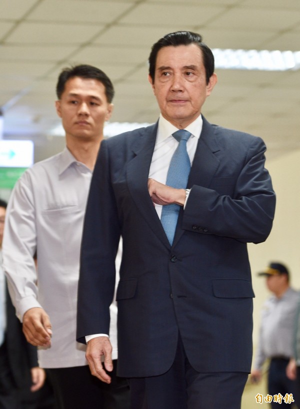 前總統馬英九被訴洩密案,高等法院今早依違反通訊保障及監察法,逆轉改判馬英九4月徒刑,今早10點高院判決出爐瞬間,台北地檢署檢察長辦公室隨即傳出「OH」的歡呼聲,時間長達3秒,聲音之大,連附近辦公室都能聽見。(資料照)
前總統馬英九被訴洩密案,高等法院今早依違反通訊保障及監察法,逆轉改判馬英九4月徒刑,今早10點高院判決出爐瞬間,台北地檢署檢察長辦公室隨即傳出「OH」的歡呼聲,時間長達3秒,聲音之大,連附近辦公室都能聽見。(資料照)