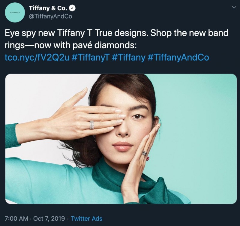 Tiffany週一發布的照片顯示，中國超模孫菲菲擺出遮掩右眼的姿勢，展示右手戴著的Tiffany戒指。（圖取自推特）