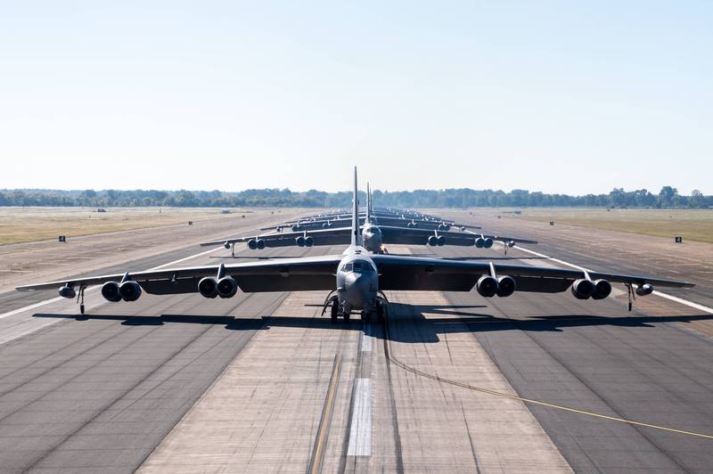 美軍路易斯安那州巴克斯代爾空軍基地今天稍早進行戰備演訓，8架B-52H轟炸機1字排開進行「大象漫步」。（擷取自「飛機守望」推特）