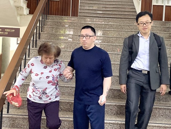 Hsieh Chih-hung, center, who spent 19 years on death row for double homicide, holds his mother’s hand as he departs the Tainan branch of the Taiwan High Court yesterday.
Photo: CNA Hsieh Chih-hung, center, who spent 19 years on death row for double homicide, holds his mother’s hand as he departs the Tainan branch of the Taiwan High Court yesterday.
Photo: CNA