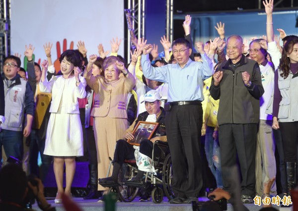 台北市長候選人柯文哲選前之夜沒有政治大咖,中風患者阿正、永春都更案自救會長劉得玢、斯文里三期民眾代表,及和沛科技創辦人翟本喬、劉小姐、謝先生等替柯文哲買下廣告的義勇軍等「神秘嘉賓」現身感謝。(記者方賓照攝) 台北市長候選人柯文哲選前之夜沒有政治大咖,中風患者阿正、永春都更案自救會長劉得玢、斯文里三期民眾代表,及和沛科技創辦人翟本喬、劉小姐、謝先生等替柯文哲買下廣告的義勇軍等「神秘嘉賓」現身感謝。(記者方賓照攝)