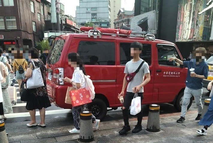 臉書專頁「香港邊城青年」根據現場民眾傳來的照片指出，中華愛國同心會開車到西門連儂牆鬧事。（擷取自「香港邊城青年」臉書）