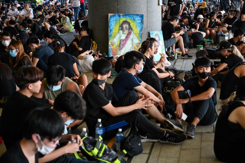 民眾上午陸續到香港政府總部外集結。（法新社）