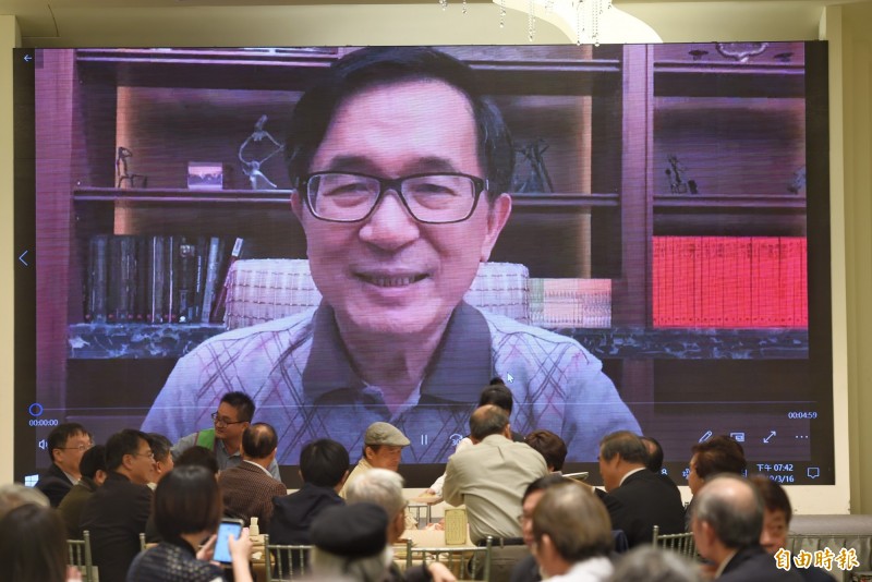 前總統陳水扁今晚透過影片質疑民進黨總統初選延後，形容是百米比賽跑了一半，中途改為要跑400公尺。（資料照，記者方賓照攝）