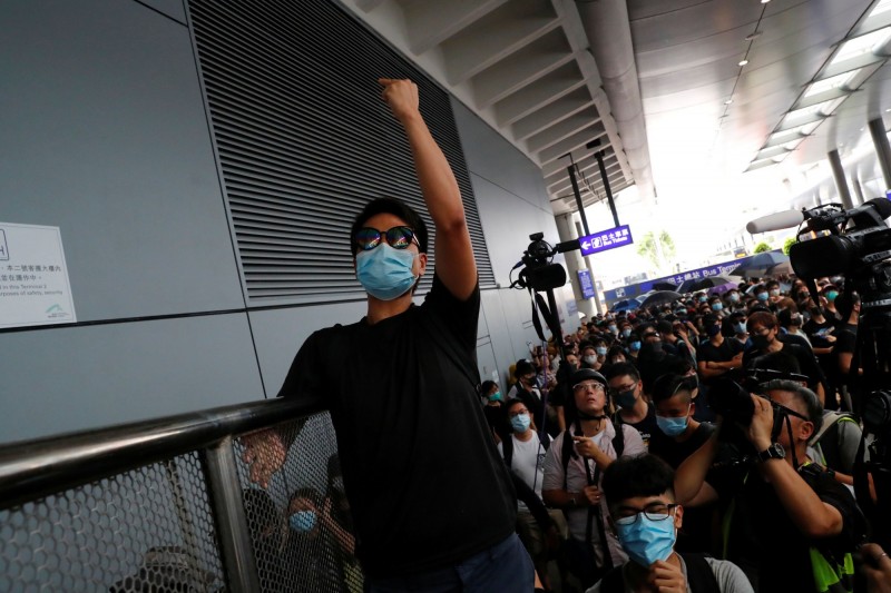 香港機場管理局今日表示，受公眾集會影響，機場8月的客運量與貨運量明顯下滑。圖為本月1日返送中示威者在香港機場的集會。（路透）