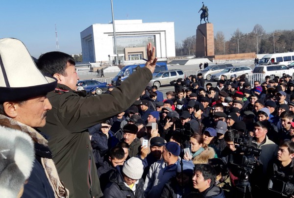 不滿中國的抗議民眾聚集在首都中央廣場。（路透）