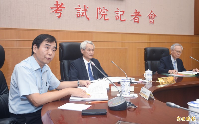 針對司法院大法官會議對於公務人員年改,在23日做成第782解釋文,考試院秘書長李繼玄(右)、銓敘部長周弘憲(中)、銓敘部退撫司長陳紹元(左)稍晚舉行記者會回應,李繼玄表示,基於五權憲法、五院平等相違的精神,應予尊重。(記者廖振輝攝) 針對司法院大法官會議對於公務人員年改,在23日做成第782解釋文,考試院秘書長李繼玄(右)、銓敘部長周弘憲(中)、銓敘部退撫司長陳紹元(左)稍晚舉行記者會回應,李繼玄表示,基於五權憲法、五院平等相違的精神,應予尊重。(記者廖振輝攝)
