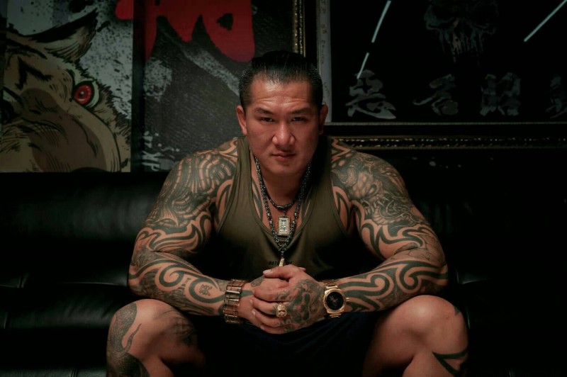 「館長」陳之漢(見圖)前日接受「吃屎哥」游兆霖的MMA(綜合格鬥)挑戰,雙方簽下免責聲明書,林口警分局也加強戒備,桃園市議員詹江村卻痛批警方當起「圍事」,警方回應,請示過檢察官,該項賽事尚無違法之虞,警方到場是為了保護雙方安全。(取自館長陳之漢臉書飆悍) 「館長」陳之漢(見圖)前日接受「吃屎哥」游兆霖的MMA(綜合格鬥)挑戰,雙方簽下免責聲明書,林口警分局也加強戒備,桃園市議員詹江村卻痛批警方當起「圍事」,警方回應,請示過檢察官,該項賽事尚無違法之虞,警方到場是為了保護雙方安全。(取自館長陳之漢臉書飆悍)