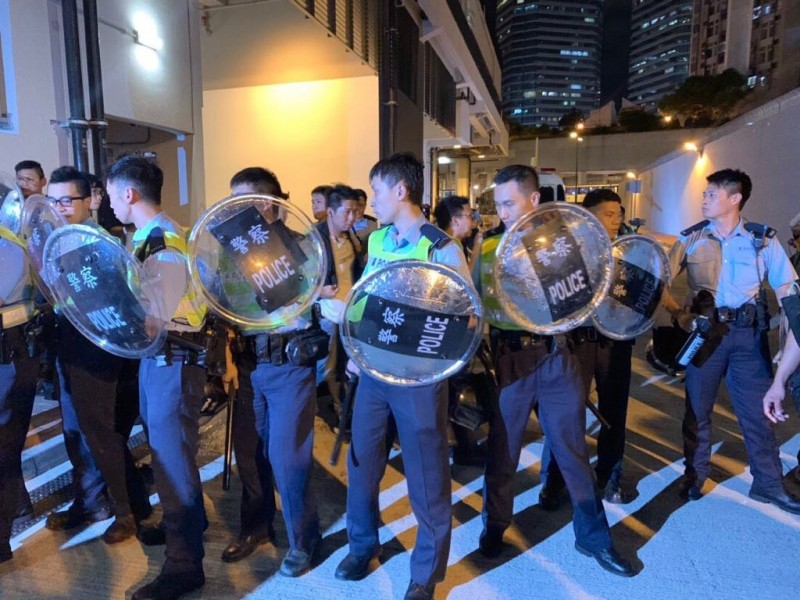 上百名市民包圍葵涌警署聲援遭扣押示威者，鎮暴警方築起防線與前來聲援的港人對峙。（圖擷取自TG＿學生動員公告頻道）