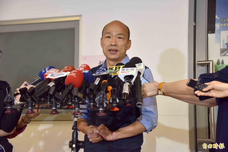 高雄市長韓國瑜(見圖)宣布參選總統大選初選後,不停強調自己不是「主動」,是「被動」參選,引發不少網友批評,名嘴黃創夏也看不下去,指出只有被罷免才能是真正的被動,呼籲大家讓韓國瑜「被動到底」。(資料照) 高雄市長韓國瑜(見圖)宣布參選總統大選初選後,不停強調自己不是「主動」,是「被動」參選,引發不少網友批評,名嘴黃創夏也看不下去,指出只有被罷免才能是真正的被動,呼籲大家讓韓國瑜「被動到底」。(資料照)